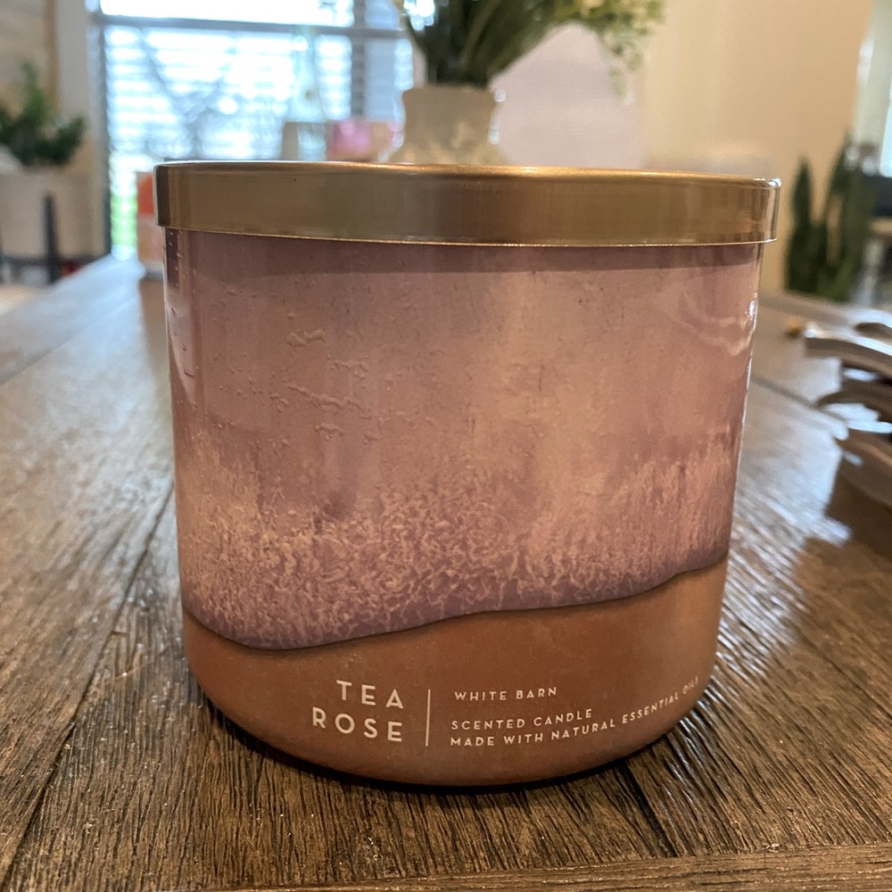 NEW Bath and Body Works candle Tea Rose 🌹